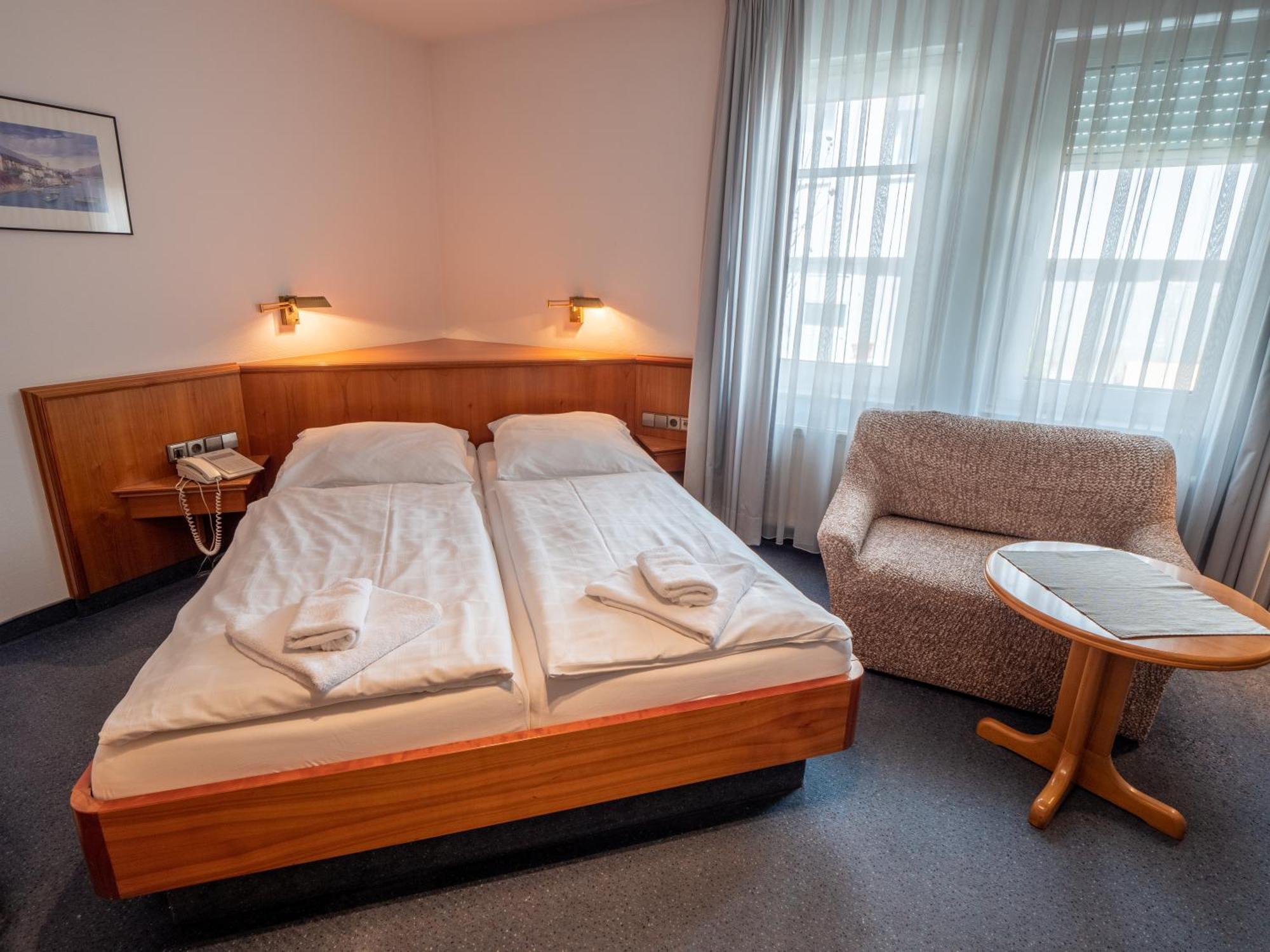 Hotel Pflum Mit Gaestehaus Nuertingen Bilik gambar